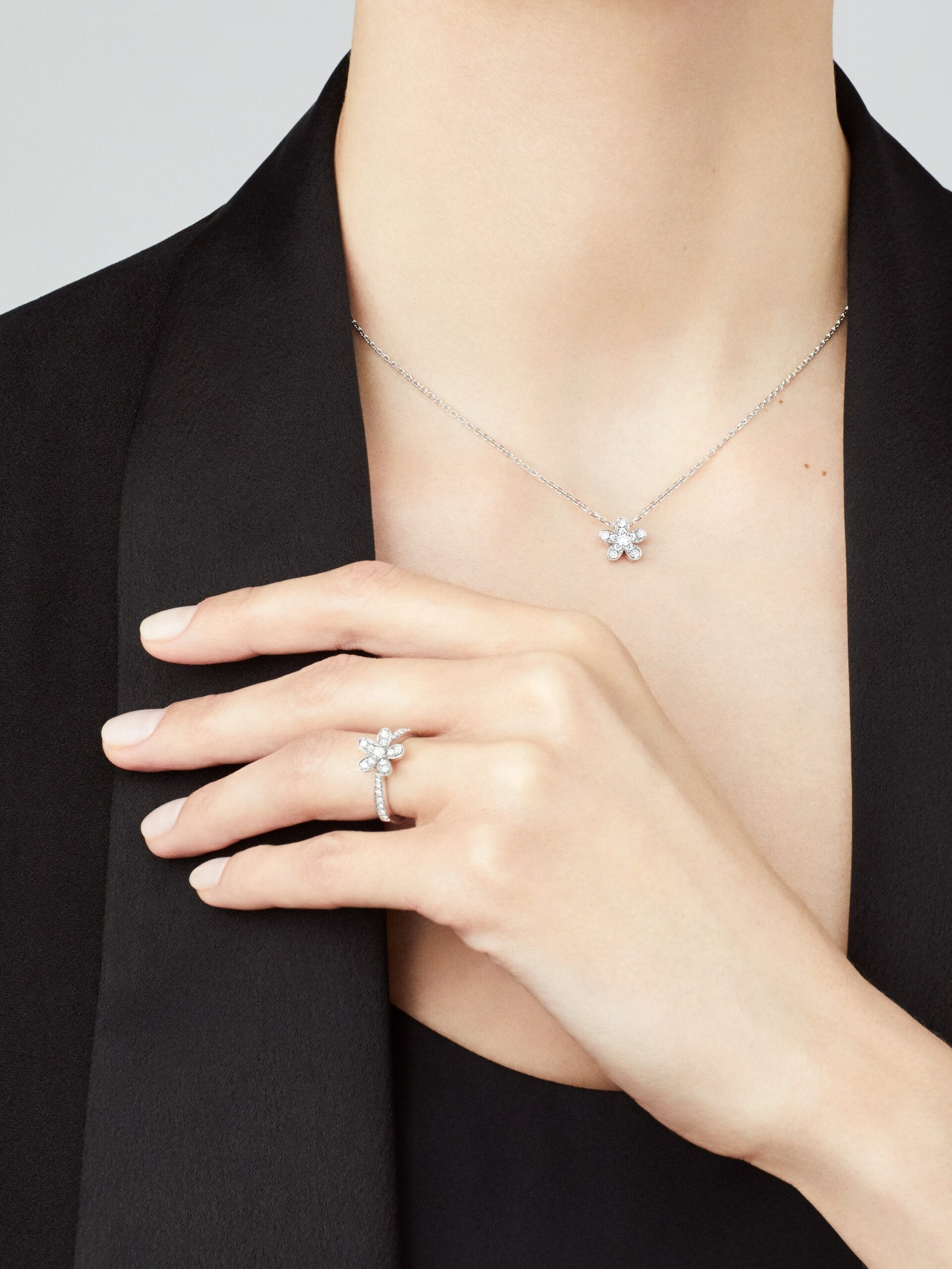 11 Van Cleef & Arpels Socrate Ring White Gold For Women VCARD23700